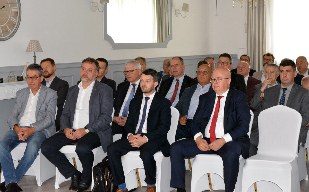 Fundatorzy jednogłośnie przyjęli sprawozdanie z działalności zarządu fundacji za 2023 r. oraz udzielili absolutorium członkom zarządu